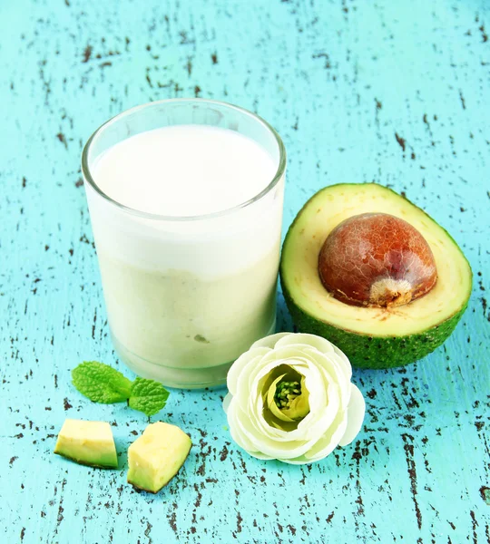 Frischer Avocado-Smoothie auf Holzgrund — Stockfoto