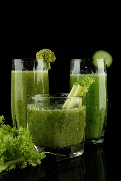 Verres de jus de légumes verts et salade isolée sur noir — Photo