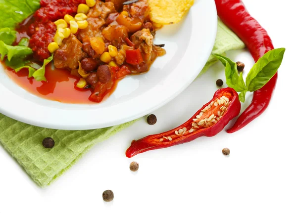 Carne de maíz con chile: comida tradicional mexicana, en plato blanco, en servilleta, aislada en blanco —  Fotos de Stock
