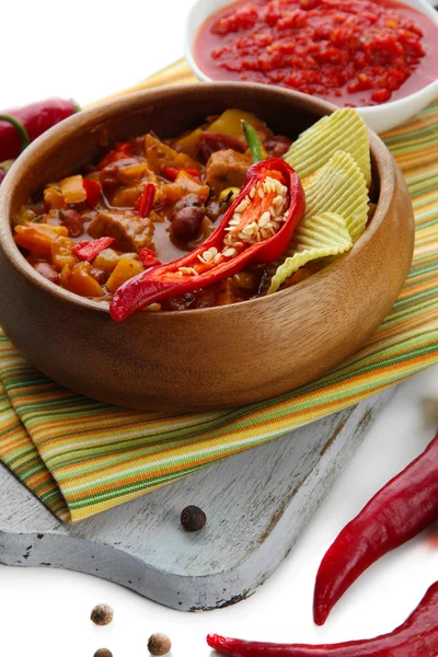 Chili Corn Carne - comida mexicana tradicional, em tigela de madeira, em guardanapo, isolado em branco — Fotografia de Stock