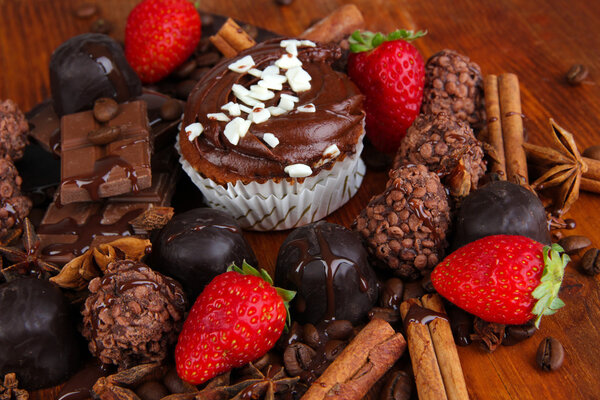 Вкусный кекс с различными сладостями близко
