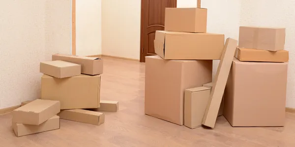 Lege kamer met stapel kartons: bewegende huis concept — Stockfoto