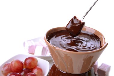 lokum şekerleme ve üzerinde beyaz izole meyve, çikolata fondü