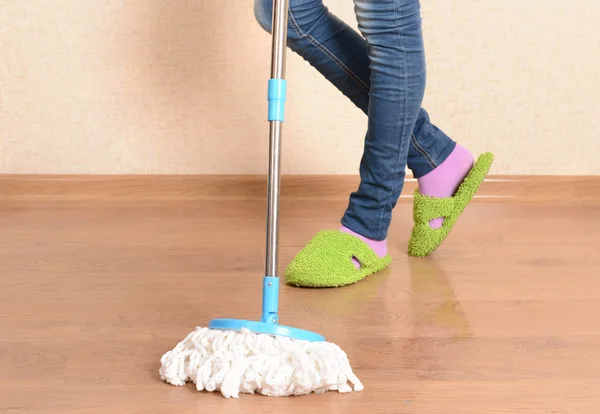 Nettoyage de maison avec vadrouille — Photo
