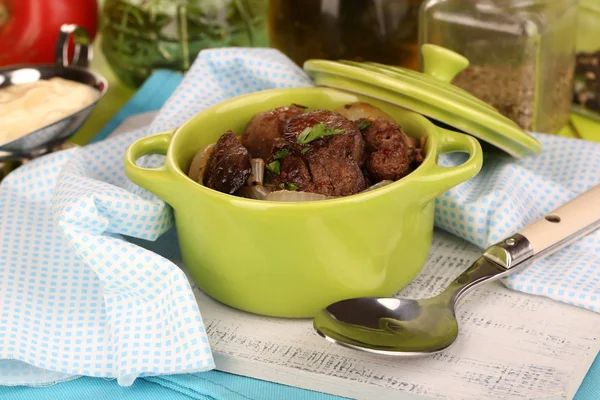 Fried chicken livers in pan on wooden table close-up — Stock Photo, Image