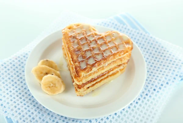 甜美的比利时华夫饼干配香蕉、 白色衬底上分离 — 图库照片