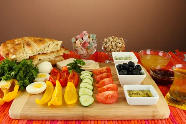 Tradiční turecká snídaně na stole na hnědé pozadí — Stock fotografie