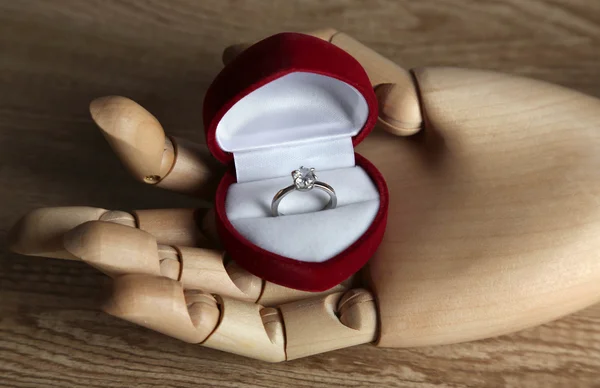 Doos met ring in houten hand geïsoleerd op wit — Stockfoto