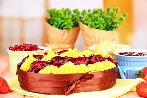Sabroso pastel casero afrutado con bayas, en la mesa — Foto de Stock