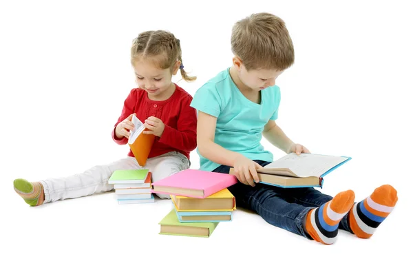 Petits enfants avec des livres isolés sur blanc — Photo