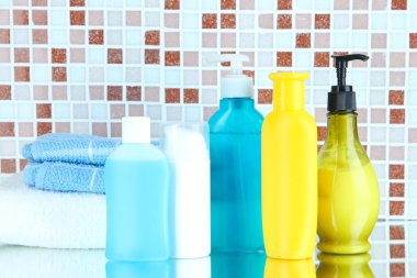 kozmetik ve mozaik karo zemin üzerine banyo aksesuarları