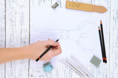 el bir kroki ile profesyonel sanat malzemeleri, ahşap tablosuna çizilir.