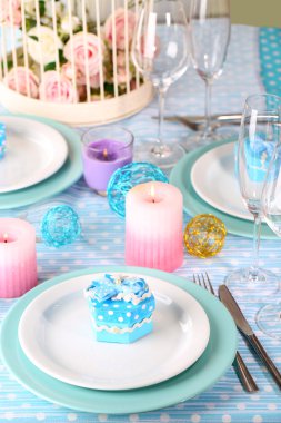 Tablo renkli sofra yakın çekim ile hizmet veren