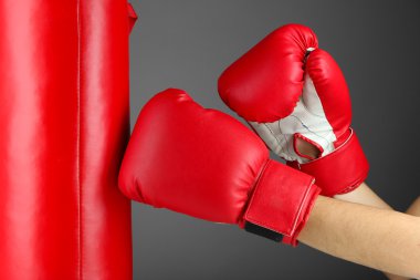 kutu eğitim ve renkli arka plan üzerinde kum torbası