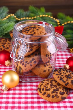 güzel Noel kurabiyeleri kavanoza ahşap zemin üzerinde tablo