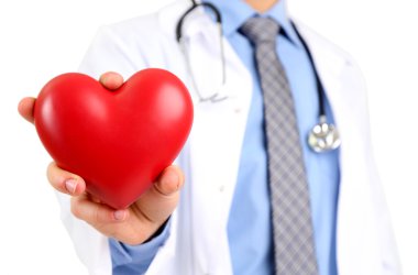 elinde beyaz zemin üzerine izole kırmızı kalpli erkek doktor