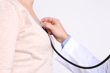 Doktor ve hasta, yakın çekim, izole üzerinde beyaz arka plan