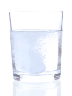 efervescent tablet üzerinde beyaz izole kabarcık ile su ile cam