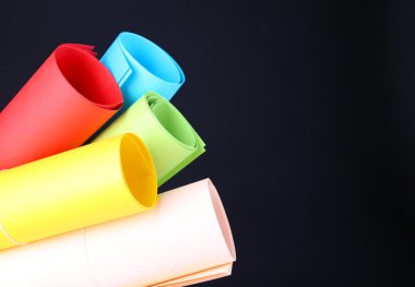 siyah arka plan üzerinde renkli sanat kağıt