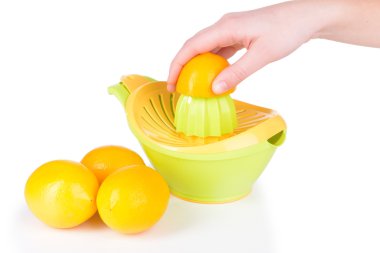 beyaz izole el meyve sıkacağı ile sıkılmış taze limon suyu hazırlama