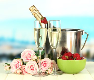 parlak zemin üzerine şampanya, çilek ve pembe Güllü romantik natürmort