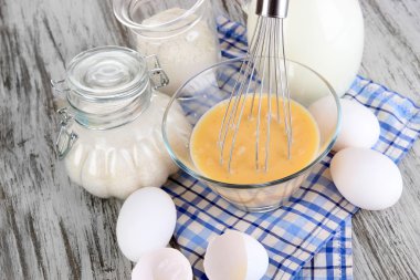 malzemeler hamur üzerinde ahşap masa yakın çekim için