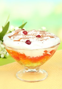 açık renkli tablo üzerinde kase lezzetli reçel