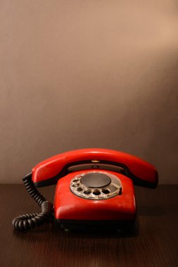 koyu arka plan üzerinde kırmızı retro telefon