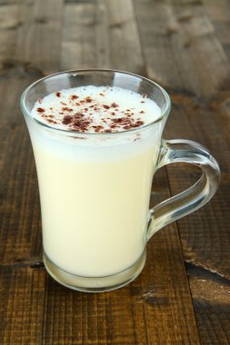 bardak eggnog ahşap zemin üzerinde