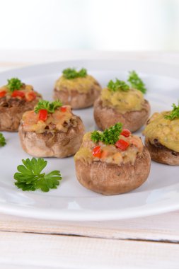 masada açık renkli plaka üzerinde mantar dolması