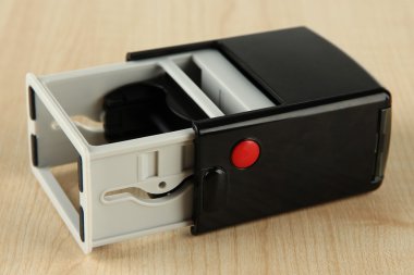 ahşap zemin üzerinde pul