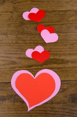 Tahta arka planda kağıt kalpler
