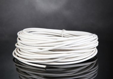 witte kabel op grijze achtergrond