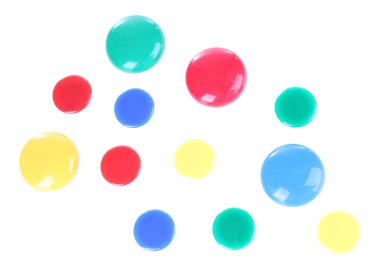 renkli mıknatıslı harfler üzerinde beyaz izole