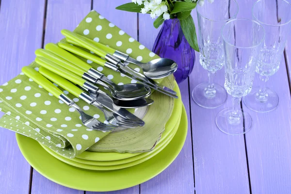 Renkli arka plan üzerinde ahşap masa üstünde temiz yemekler — Stok fotoğraf