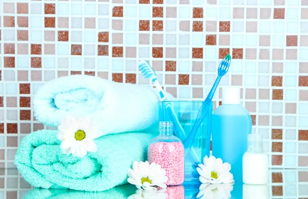 Cosmetici e accessori da bagno su sfondo piastrelle a mosaico — Foto Stock
