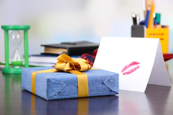 Cadeau avec carte pour un être cher sur le bureau sur fond de la chambre — Photo