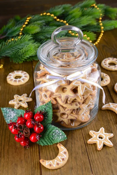 Deliciosas galletas de Navidad en frasco en primer plano de la mesa —  Fotos de Stock