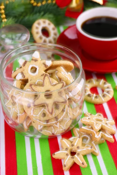 Leckere Weihnachtsplätzchen im Glas auf dem Tisch in Großaufnahme — Stockfoto