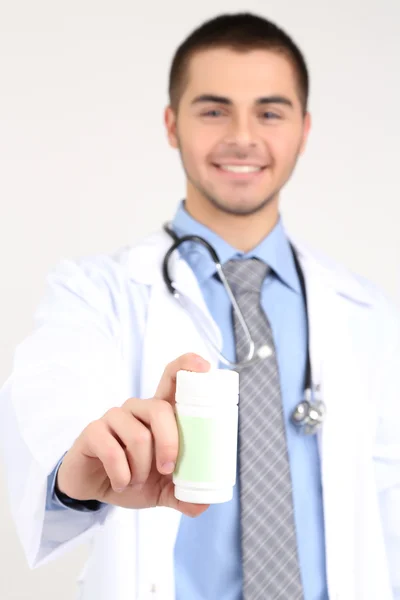 Mannelijke arts met pillen, close-up — Stockfoto