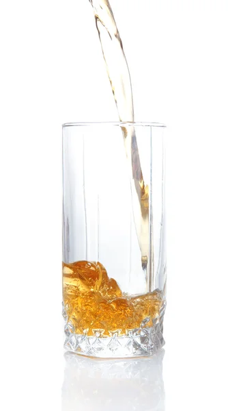Suco derramando em vidro isolado em branco — Fotografia de Stock