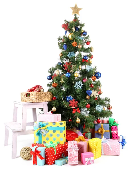 Árbol de Navidad decorado con regalos aislados en blanco — Foto de Stock