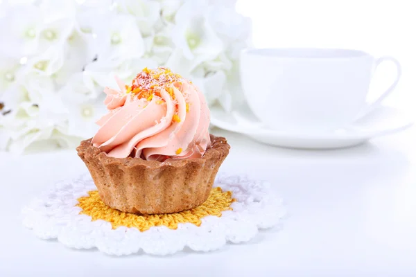 Leckeren Kuchen auf dem Tisch auf hellem Hintergrund — Stockfoto