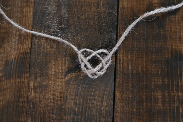 Σχήμα καρδιάς από σχοινί, στο ξύλινο υπόβαθρο — Φωτογραφία Αρχείου