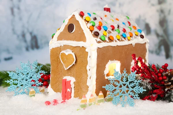 Красивий пряниковий будинок з різдвяним декором — стокове фото