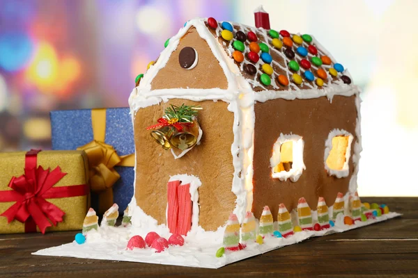 Hermosa casa de jengibre con decoración de Navidad en mesa de madera — Foto de Stock