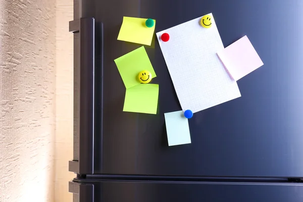 Empty paper sheets on fridge door — Stock Photo, Image