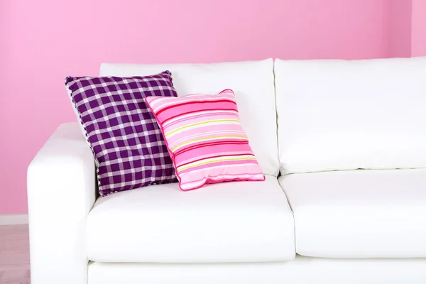 Белый диван крупным планом в комнате на розовом фоне — стоковое фото