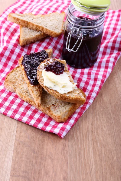 Výborný toast s marmeládou na tabulka detail — Stock fotografie