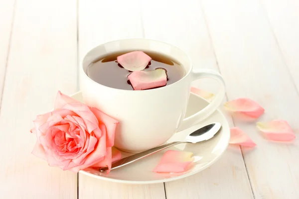 Tasse Tee mit Rose auf weißem Holztisch — Stockfoto